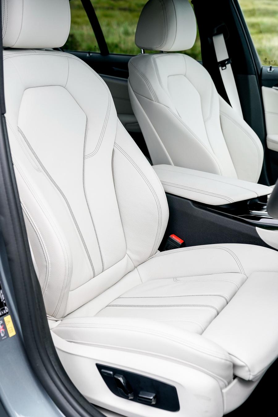 Интерьер BMW 530e M Sport (G30) 2017 года  (UK) (фото 28 из 40)